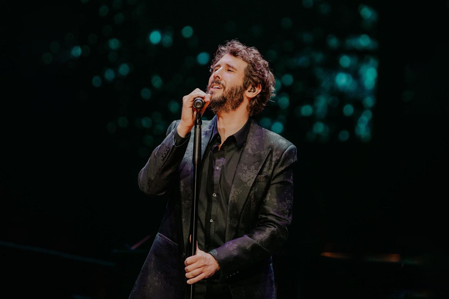 Crowd at a Josh Groban show
